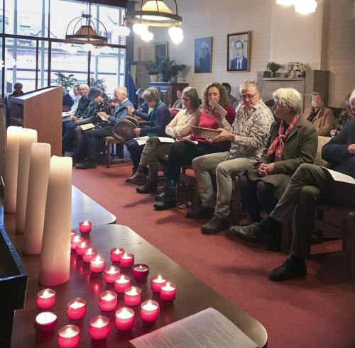 De zondagsvieringen worden goed bezocht door een vaste groep parochianen