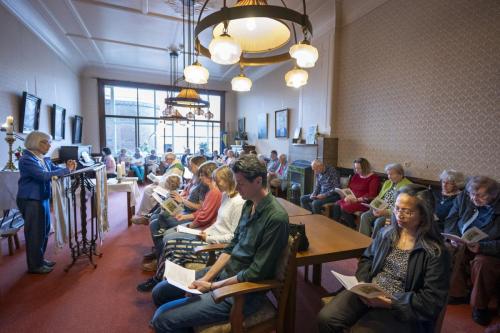Een goedbezochte dienst in de parochizaal aan de Nieuwe Groenmarkt.