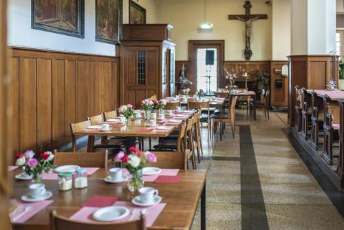 Tafels zijn gedekt voor de High Tea