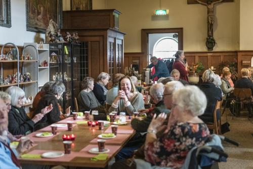 De lunch aan tafels achterin in de kerk