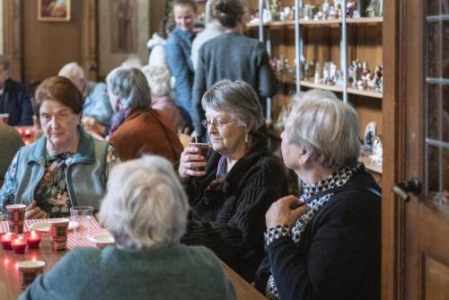 Er kan gekozen worden uit kerstgroepen langs de wand