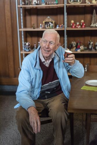 Ton hoeft een keer niet voor de koffie te zorgen