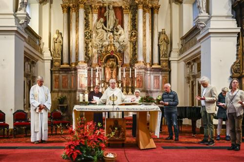 Tijdens het Onze Vader gebed: de voorgangers rond de tafel