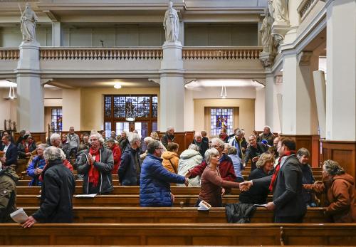 Iedereen wenst elkaar de vrede: