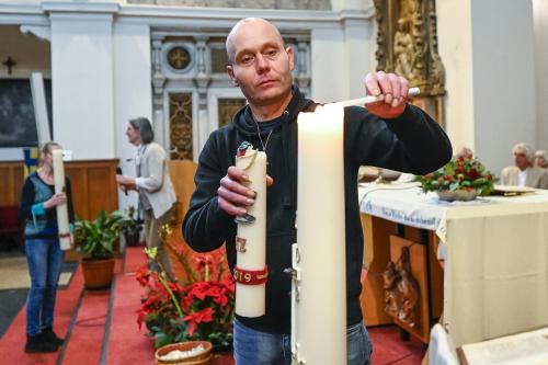 Elke buur steekt kaars aan bij de Paaskaars: Joris van de Antonius Gemeenschap