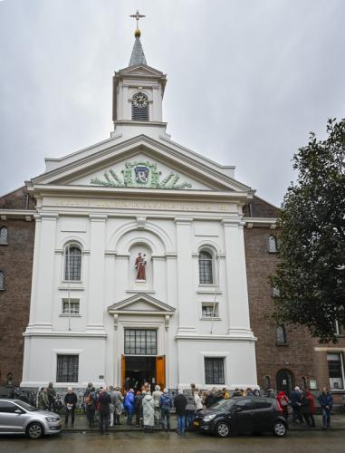 Iedereen verzamelt zich buiten voor de kerk.