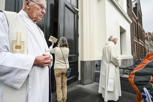De kerkdeuren worden gesloten,
