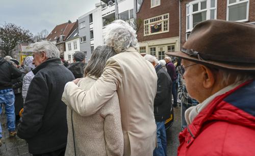 Men zoekt troost bij elkaar.